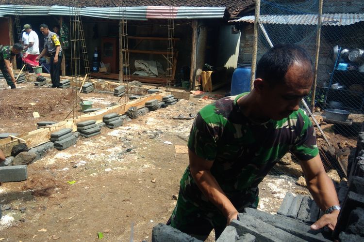 Tentara dari Kodim 0730 Gunungkidul merenovasi rumah milik Broto Wiyono di Kecamatan Semanu, Gunungkidul. 