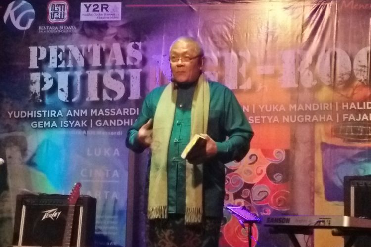 Yudhistira ANM saat membacakan puisinya di Balai Soedjatmoko, Solo