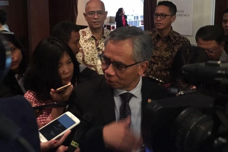 Ketua Dewan Komisioner OJK Wimboh Santoso saay ditemui usai Mandiri Investasi Outlook 2018, di Jakarta, Kamis (25/1/2018)