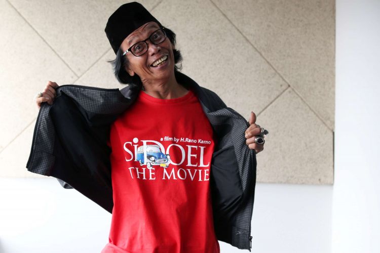 Artis komedi Mandra berpose di sela wawancara promosi film Si Doel The  Movie di kantor Redaksi Kompas.com, Jakarta, Selasa (17/7/2018). Film ini mulai diputar di bioskop-bioskop Tanah Air mulai 2 Agustus 2018.