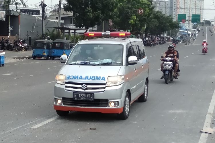 Mobil Ambulans Lalulalang Bawa Korban bentrokan di Jalan Jati Baru Raya, Tanah Abang, Jakarta Pusat, Rabu (22/5/2109)
