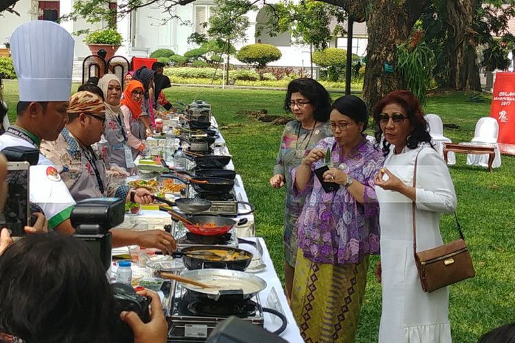Menteri Kesehatan Nila F Moeloek, Menteri Kelautan dan Perikanan Susi Pudjiastuti dan Menteri Luar Negeri Retno Marsudi meninjau lomba masak ikan yang digelar di Istana Kepresidenan, Jakarta, Selasa (15/8/2017).