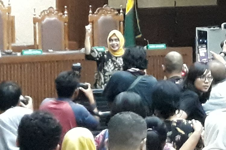 Mantan Direktur Utama PT Pertamina (Persero), Karen Galaila Agustiawan mengangkat tangan seusai sid