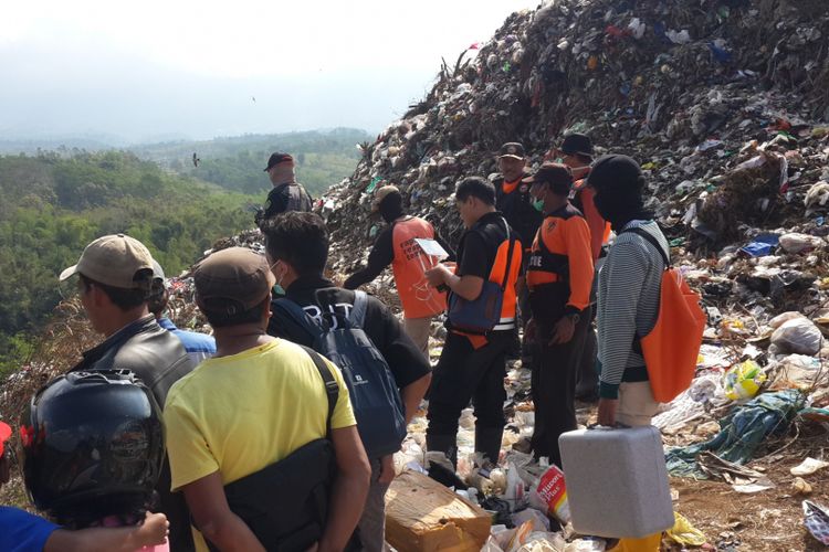 Tim SAR Gabungan saat melakukan pencarian terhadap pemulung bernama Agus Sujarno yang hilang pasca tertimbun longsoran sampah pada Rabu (11/7/2018) di TPA Supit Urang, Kota Malang, Kamis (12/7/2018).