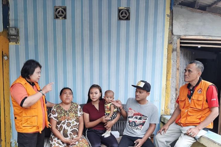 Tim BPBD Cilacap melakulan sosialiasi kepada masyarakat terkait isu tsunami di pesisir laut selatan, Kabupaten Cilacap, Jawa Tengah, Minggu (21/7/2019).