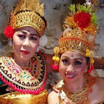 Sekar Jagat Indonesia (SJI Paris) dan Grup Gamelan Puspa Warna menampilkan seni tari dan Gamelan Bali yang bertajuk Spectacle exceptional avec de danseuse et musicians des association SJI et Puspa Warna, Minggu (25/3/2018) pukul 15.00 di Ferme Du Mousseau, Elancourte, Perancis. Ini adalah para penari Kecak. 