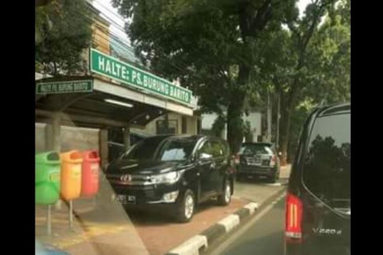 Dua mobil yang tertangkap kamera warga terparkir di trotoar jalan depan halte bus Pasar Burung Barito.