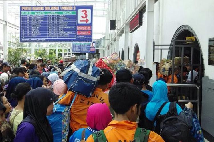 Stasiun Pasar Senen mulai dipadati calon penumpang mudik pada Jumat (10/7/2015) siang