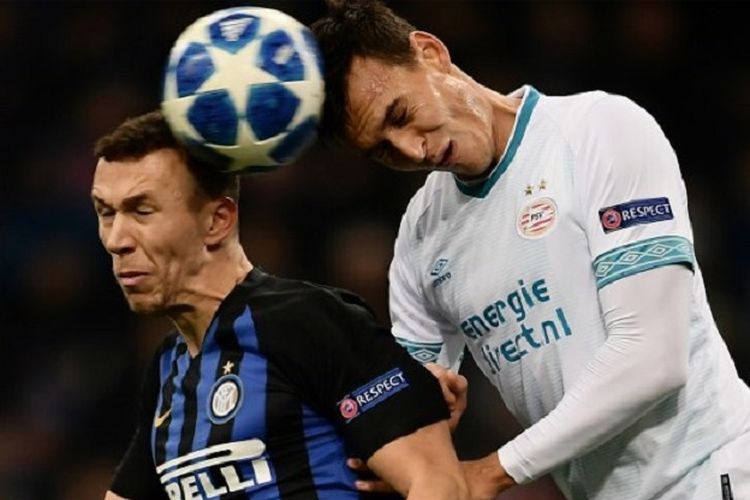 Ivan Perisic dan Trent Sainsbury mencoba menyundul bola pada pertandingan Inter Milan vs PSV Eindhoven dalam lanjutan Liga Champions di Stadion Giuseppe Meazza, 11 Desember 2018. 