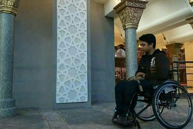 Abraham Ismet, salah seorang disabilitas yang dilarang beribadah di Masjid Raya Sumbar