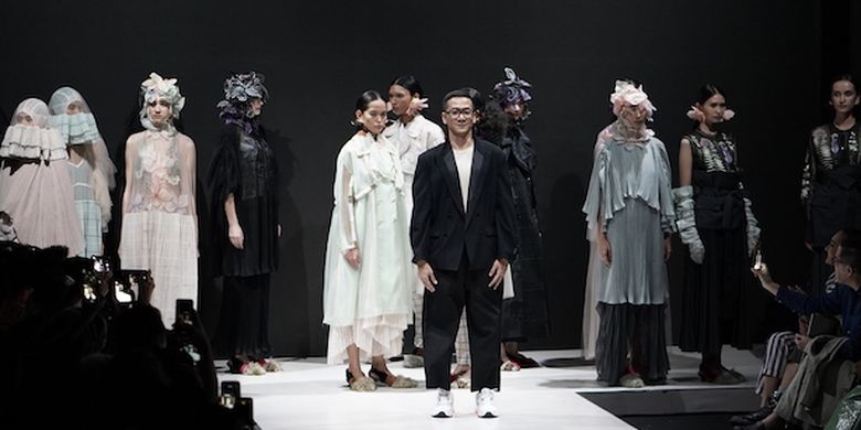 Koleksi Toton yang ditampilkan di Plaza Indonesia Fashion Week 2019.