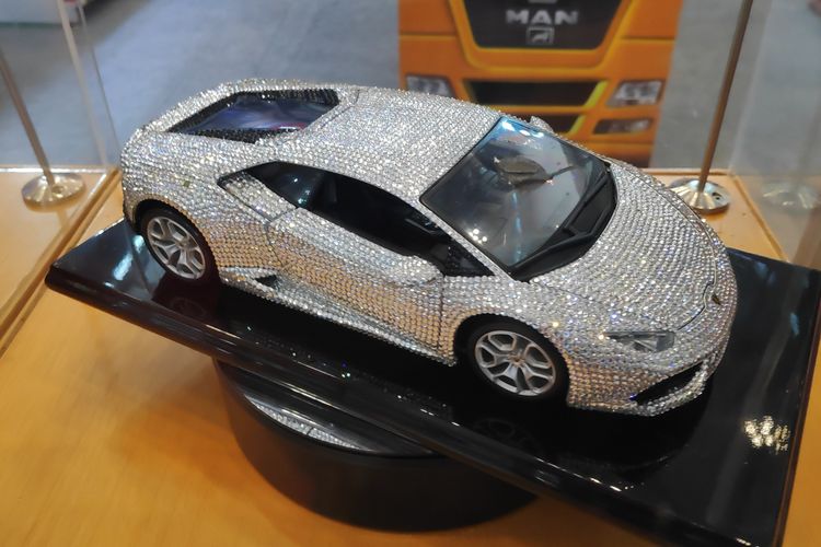 Lambo Huracan berbalut Swarovski di GIIAS 2019