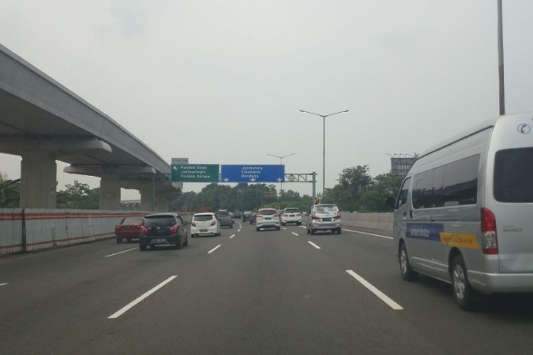 Kondisi jalan tol Jakarta-Cikampek dari Cawang ke arah Cikampek tampak lengang di beberapa kilometer awal pada Jumat (15/6/2018) siang.