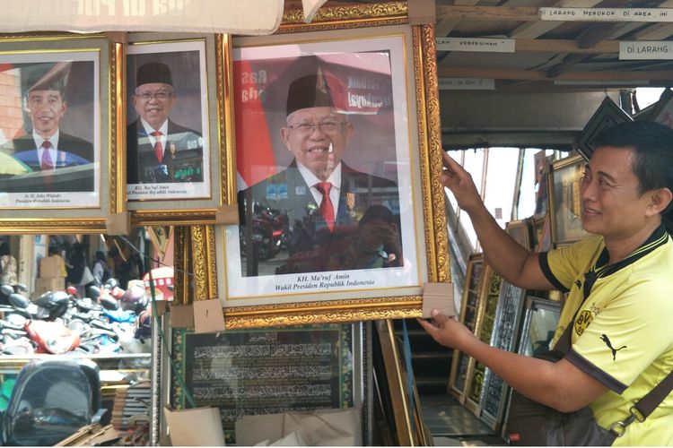 Bingkai foto di Pasar Baru, Jakarta Pusat, Selass (27/8/2019).