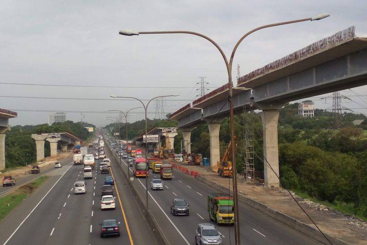 Tol Jakarta-Cikampek kilometer 39. Karawang mempunyai tiga jalur favorit pemudik, yakni jalur tol, arteri, dan jalur alternatif sepeda motor.