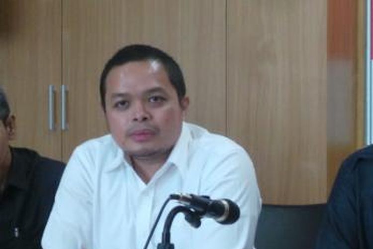 Anggota DPRD DKI dari Fraksi Partai Hanura Wahyu Dewanto (baju putih) klarifikasi perihal surat edaran yang menyebut dia meminta akomodasi selama berlibur ke Australia. 