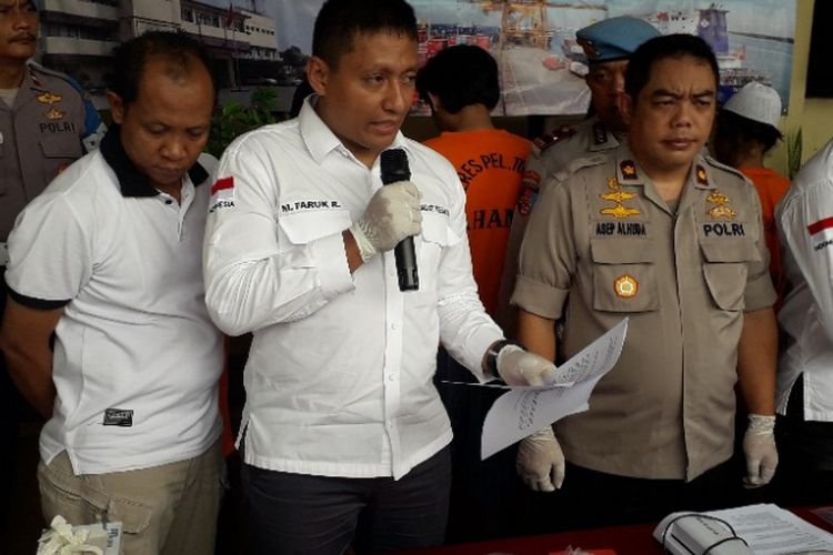 Kasat Reskrim Polres Pelabuhan Tanjung Priok AKP Faruk Rozi memberikan keterangan kepada wartawan dalam konferensi pers di Mapolres Pelabuhan Tanjung Priok, Kamis (13/9/2018).