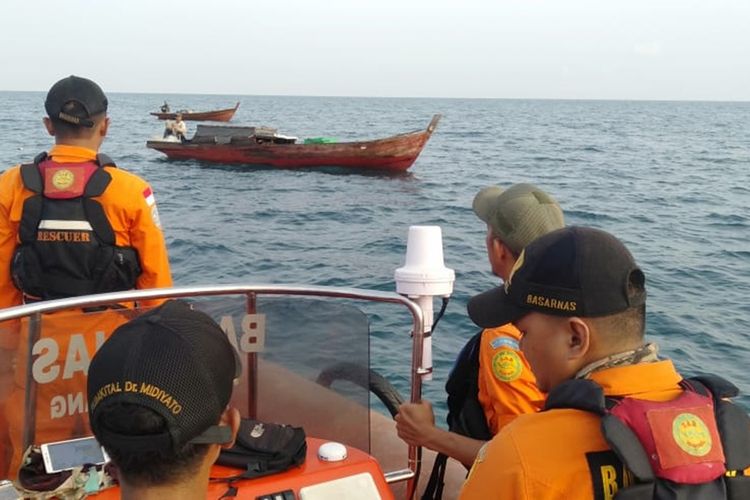 Saipol (34), nelayan Tanjung Dua Kecamatan Selayar Kabupaten Lingga, Kepulauan Riau dilaporkan hilang kontak disekitar Perairan Selayar atau tepatnya di koordinat 0°1539.37S 104°2055.24T, Selasa (27/8/2019) dini hari tadi.