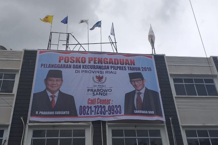 Posko pengaduan pelanggaran dan kecurangan Pilpres 2019, yang dibuka Badan Pemenangan Prabowo-Sandi Riau, di Jalan Arifin Ahmad, Pekanbaru, Riau, Jumat (26/4/2019).