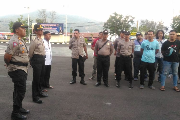 Anggota Kepolisian Flores Timur mengamankan pelaku, Kamis (6/6/2019). 