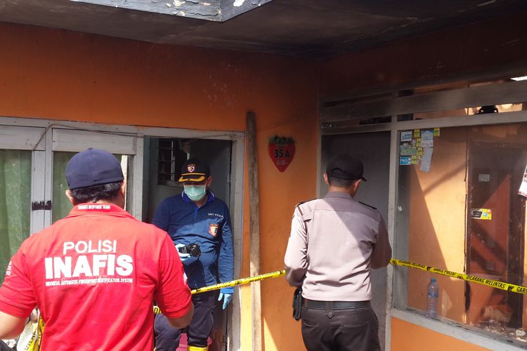 Tim Labfor Polda Jawa Timur saat melakukan olah TKP di rumah yang terbakar di Desa Junrejo, Kota Batu, Jawa Timur, Rabu (24/7/2019)