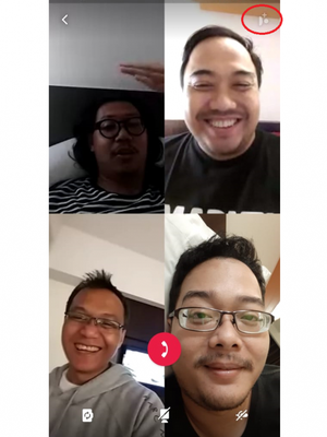 Ketuk ikon kontak dipojok kanan atas yang berlingkar merah, lalu pilih kontak mana yang ingin diajak bergabung dalam Group Video Calling WhatsApp