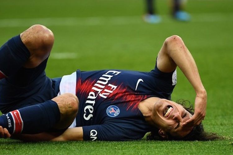 Edinson Cavani tampak mengerang kesakitan saat mengalami cedera pada pertandingan PSG vs Bordeaux dalam lanjutan Liga Perancis di Stadion Parc des Princes, 9 Februari 2019. 