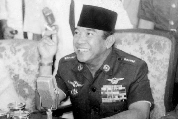 Presiden Soekarno (kanan, berpeci)