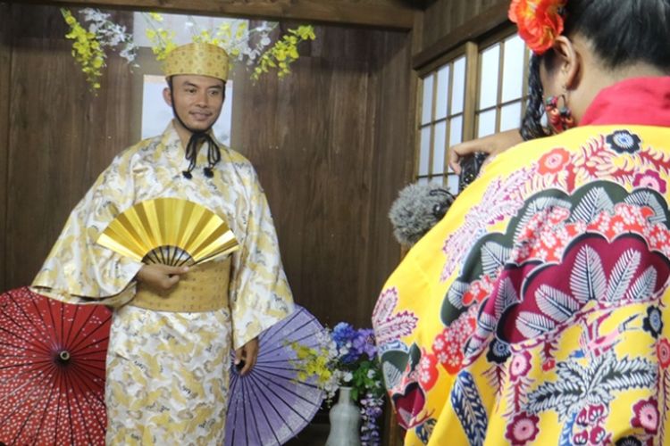 Pengunjung Okinawa World bisa menyewa kostum tradisional Okinawa yang dinamakan Bingata. Bingata ini mirip dengan kimono namun motifnya lebih cerah dan besar, mirip dengan batik Indonesia.