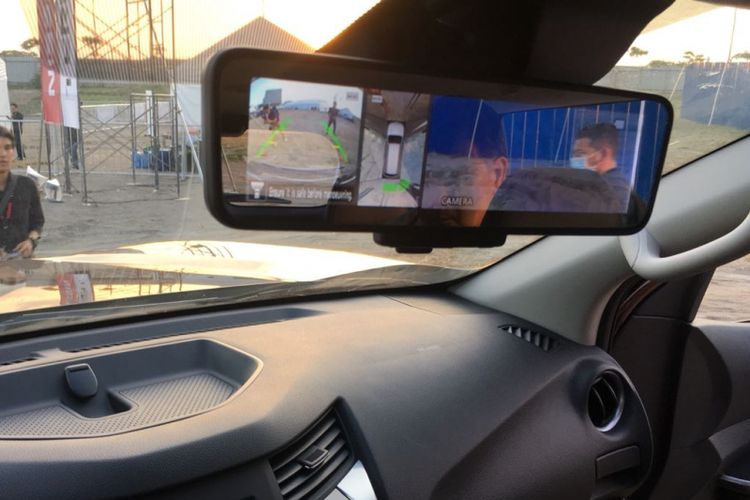 Smart Rear View Mirror milik Nissan Terra, memberikan pandangan buat pengemudi melalui kamera yang dipasang di belakang.