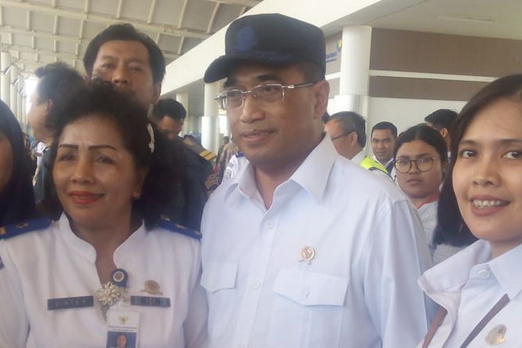 Menteri Perhubungan (Menhub), Budi Karya Sumadi di Bandara Depati Amir Kota Pangkalpinang, Provinsi Kepulauan Bangka Belitung, Kamis (14/3/2019).