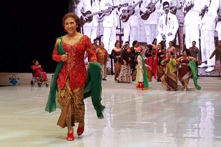 Menteri Kelautan dan Perikanan Susi Pudjiastuti mengenakan kebaya rancangan Anne Avantie di Indomesia Fashion Week (IFW) 2018, JCC, Jakarta, Kamis (29/3/2018).