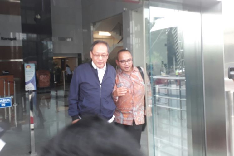 Pengusaha Made Oka Masaggung (kiri) tak meladeni pertanyaan wartawan usai diperiksa Komisi Pemberantasan Korupsi terkait kasus e-KTP, Kamis (8/3/2018).