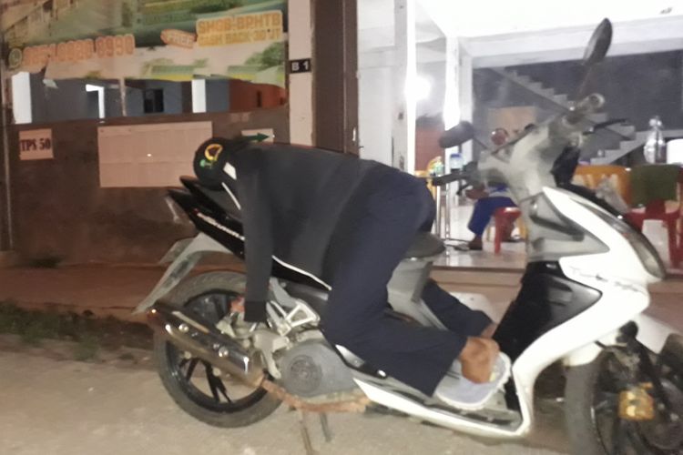 Penyaluran logistik Pemilu 2019 di Batam, Kepulauan Riau mengalami kekacauan. Salah seorang Anggota KPPS TPS 50 Kelurahan Sei Harapan tidur diatas sepeda motor akibat kelelahan menunngu tibanya logistik pemilu 2019