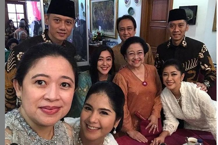 

Megawati Soekarnoputri, Puan Maharani, Muhammad Prananda Prabowo, Agus Harimurti Yudhoyono dan istri Annisa Pohan, Edhie Baskoro Yudhoyono dan istri Aliya Rajasa saat bersilaturahim di Hari Raya Idul Fitri di kediaman Megawati, Teuku Umar, Jakarta, Rabu (5/6/2019).
