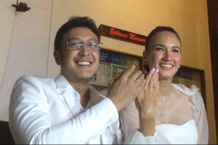 Nadine Chandrawinata dan suaminya, Dimas Anggara, ditemui usai resepsi pernikahan mereka di Marina Batavia, Sunda Kelapa, Jakarta Utara, Minggu (15/7/2018).
