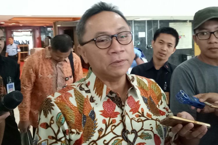 Ketua Umum PAN Zulkifli Hasan di Kompleks Parlemen, Senayan, Jakarta (20/9/2017)
