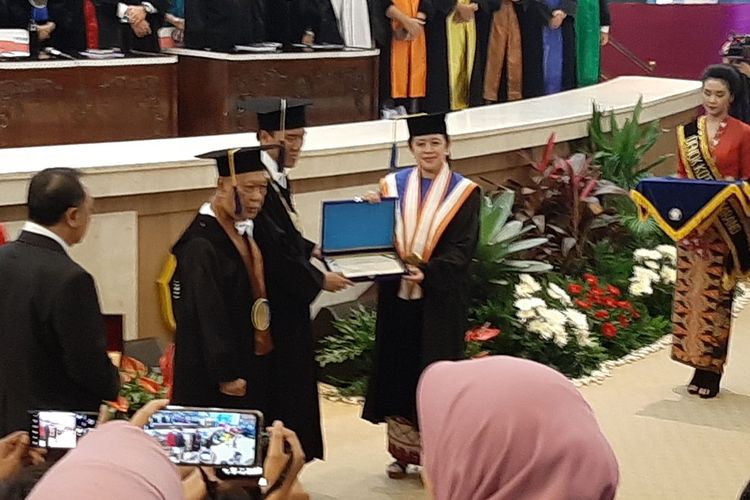 Ketua DPR RI Puan Maharani saat menerima gelar Doktor Honoris Causa yang diserahkan Rektor Undip Prof Yos Johan Utama, di Gedung Prof Soedarto Undip, di Semarang, Jawa Tengah, Jumat (14/2/2020).