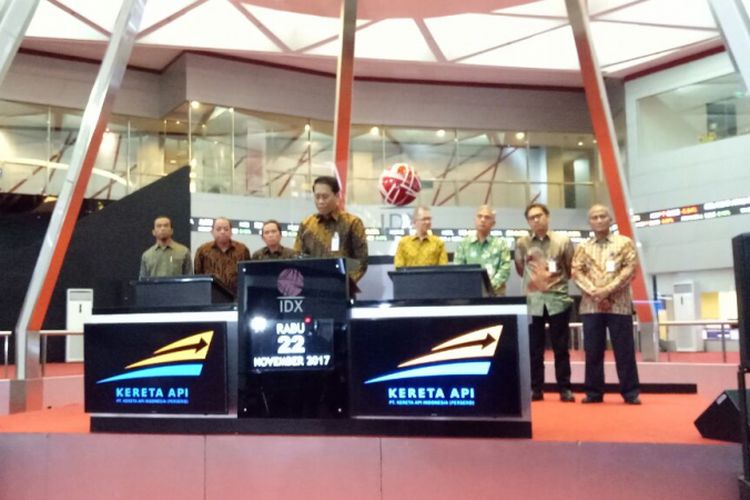 PT Kereta Api Indonesia (KAI) resmi mencatatkan obligasi I yang merupakan obligasi perdana KAI dengan nilai Rp 2 triliun di Gedung Bursa Efek Indonesia (BEI), Jakarta, Rabu (22/11/2017).
