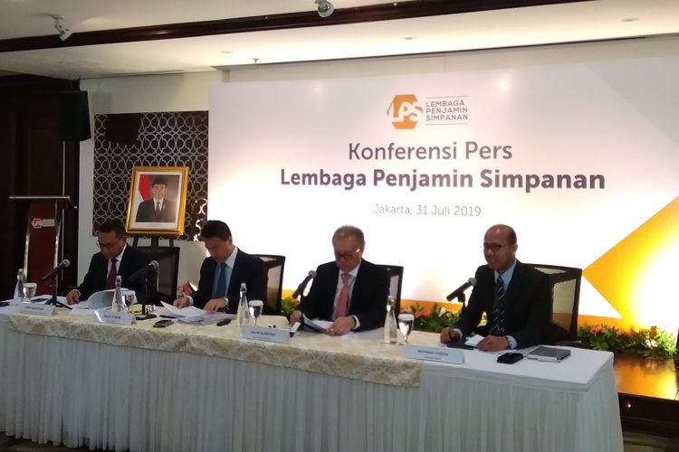 Dewan Komisioner LPS saat mengumumkan penurunan suku bunga penjaminan di Jakarta, Rabu (31/7/2019).