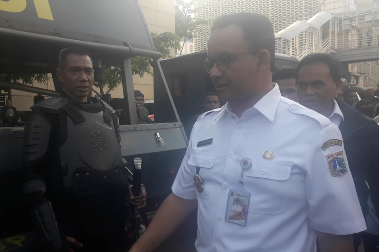 Gubernur DKI Jakarta Anies Baswedan meninjau lokasi unjuk rasa di depan Kantor Bawaslu RI, Rabu (22/5/2019).