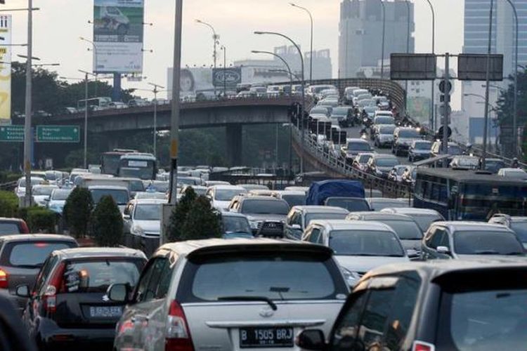 Kepadatan kendaraan di tol dalam kota di kawasan Kuningan, Jakarta, Rabu (7/5/2013). Persoalan kemacetan menjadi persoalan yang mendera Jakarta karena pertumbuhan jumlah kendaraan yang tidak sebanding dengan penambahan infrastruktur jalan.
