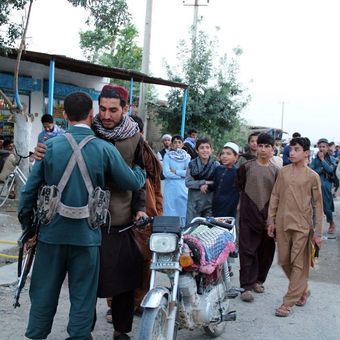 Inilah momen ketika seorang anggota Taliban berpelukan dengan polisi Afghanistan ketika mereka merayakan Idul Fitri bersama.
