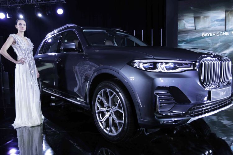 Model berpose di dekat BMW X7 saat peluncurannya di Jakarta, Senin (15/7/2019). BMW X7 xDrive40i Pure Excellence berjenis SUV (sport utility vehicle) yang dibekali mesin 3.0 liter enam silinder BMW TwinPower Turbo itu resmi meluncur di Indonesia dengan harga Rp2,399 miliar (off the road).