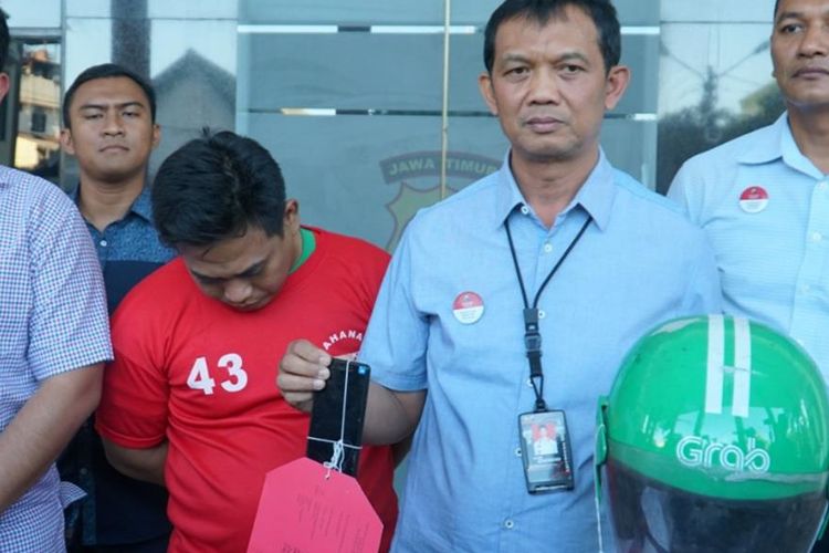 Driver Ojol yang lakukan pelecehan kepada penumpangnya diamankan polisi di Surabaya, Senin (12/8/2019). 