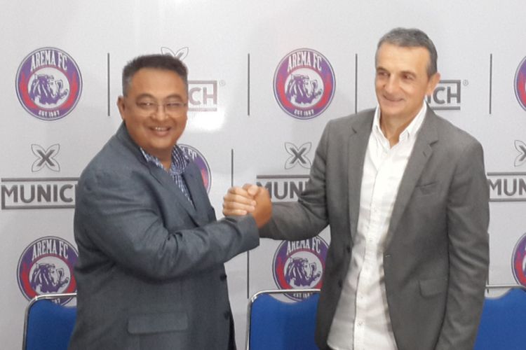 General Manager Arema FC Ruddy Widodo saat memperkenalkan Milomir Seslija yang akan melatih skuad Singo Edan menghadapi kompetisi Liga 1 2019 di Kantor Arema FC, Kota Malang, Rabu (9/1/2019)