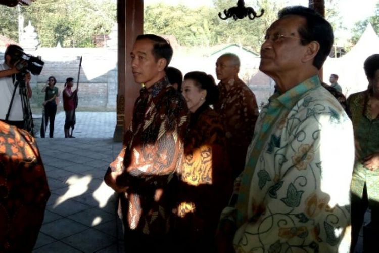 Presiden Joko Widodo saat melihat Pendopo Keraton Mataram, yang digunakan untuk shooting film Sultan Agung : The Untold Love Story
