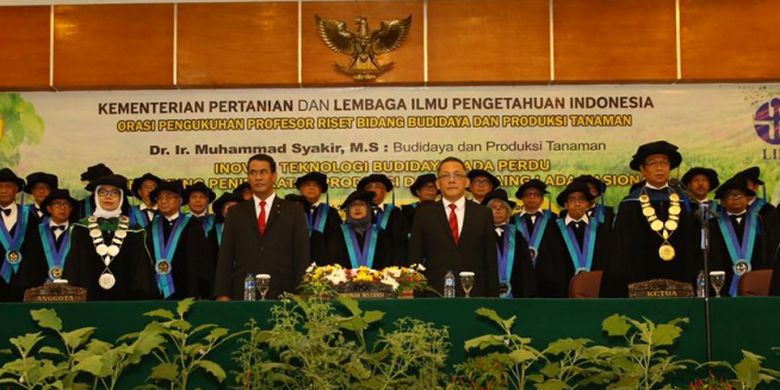 Menteri Pertanian (Mentan) Amran Sulaiman (di depan, dua dari kiri) menghadiri acara pengukuhan Kepala Balitbangtan Muhammad Syakir (di depan, satu dari kanan) sebagai Profesor Riset Kementerian Pertanian ke-132, di Kampus Penelitian Pertanian, Bogor, Senin (15/10/2018). 