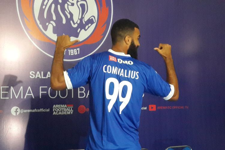 Straiker baru Arema FC, Sylvano Dominique Comvalius saat diperkenalkan di Kantor Arema FC, Rabu (24/4/2019) malam