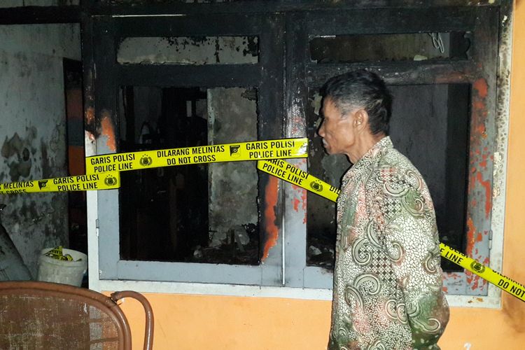 Garis polisi terpasang di rumah yang terbakar dan tewaskan empat bocah di Desa Junrejo, Kota Batu, Selasa (23/7/2019) malam